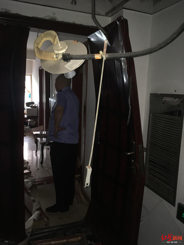 小區(qū)住戶屋內(nèi)爆炸,防盜門整體已經(jīng)彎曲