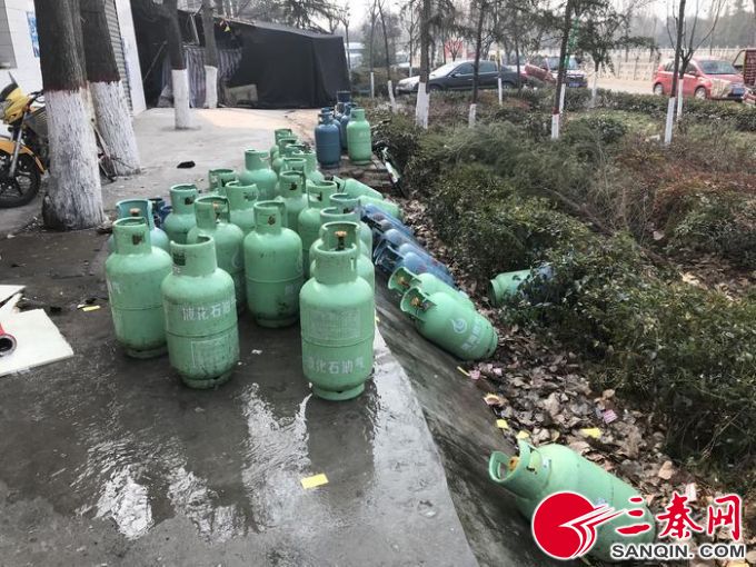 消防人員從店鋪內搶出50余個煤氣罐 記者 葛蘭 攝