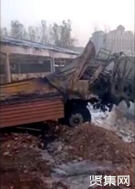 大連氣罐車爆炸:西崗區2臺10噸液化天然氣罐車為出租車充氣時泄漏發生爆炸起火 大連氣罐車爆炸:西崗區2臺10噸液化天然氣罐車為出租車充氣時泄漏發生爆炸起火